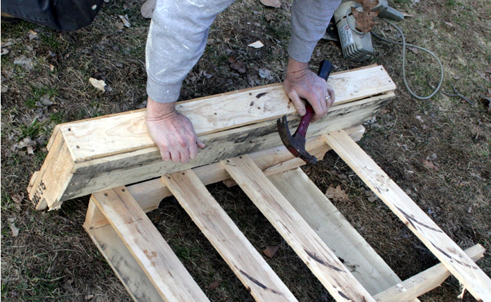 DIY wine rack upcycled from a pallet DIY #yourhomeonlybetter