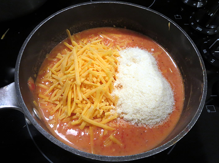 Family Favorite: Roasted Red Pepper Macaroni and Cheese #easyrecipe #yourhomeonlybetter