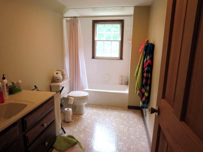 How to Fake a Bathroom Renovation #interior design #yourhomeonlybetter #diy