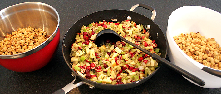 Cranberry Apple Cornbread Stuffing #Thanksgiving #Recipe @Yourhomeonlybetter