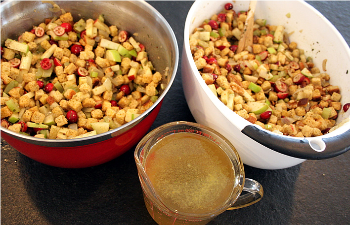 Cranberry Apple Cornbread Stuffing #Thanksgiving #Recipe @Yourhomeonlybetter