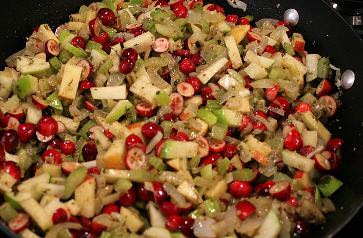 Cranberry Apple Cornbread Stuffing #Thanksgiving #Recipe @Yourhomeonlybetter